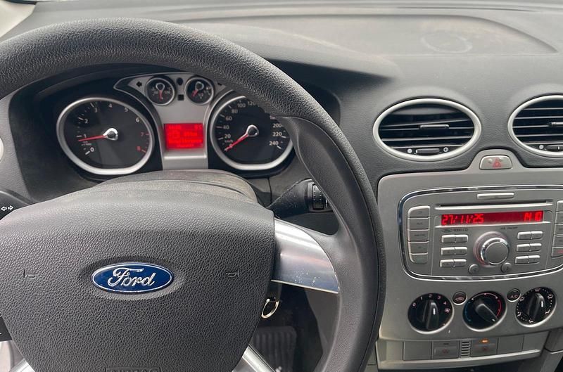 Silber Gebraucht 2008 Ford Focus Titanium Limousine | 1.550 € (Superpreis) - Bild 1/4