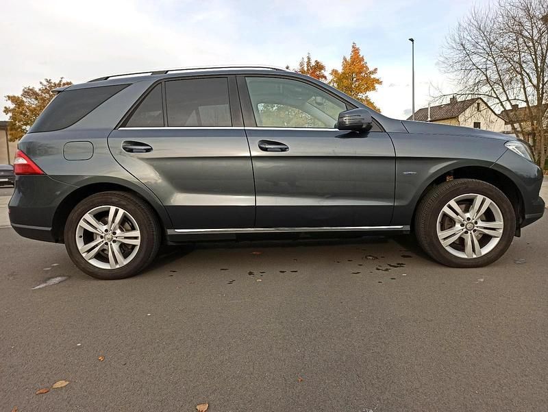 Grau Gebraucht 2012 Mercedes ML350 SUV | 19.500 € (Etwas zu teuer) - Bild 1/4
