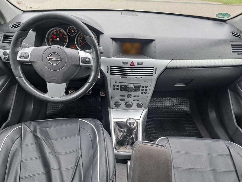 Second-hand Opel Astra 125 CP (91 kW) 2004 Argintiu Hatchback