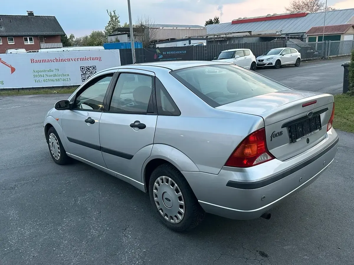 Gebraucht Ford Focus 74 PS (54 kW) 2001 Silber Limousine
