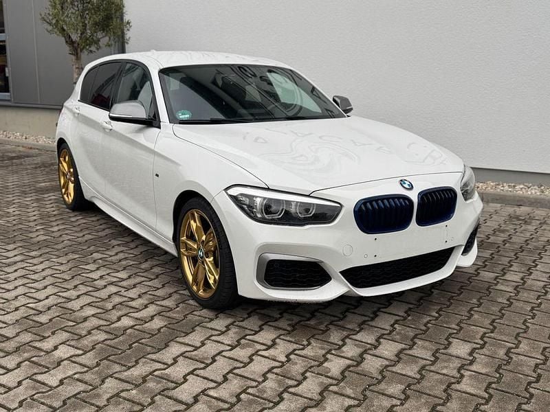 Weiß Gebraucht 2017 BMW M140 M Sport Limousine | 25.749 € (Fairer Preis) - Bild 1/4
