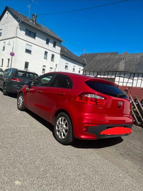 Gebraucht Kia Rio 90 PS (66 kW) 2016 Rot Kleinwagen