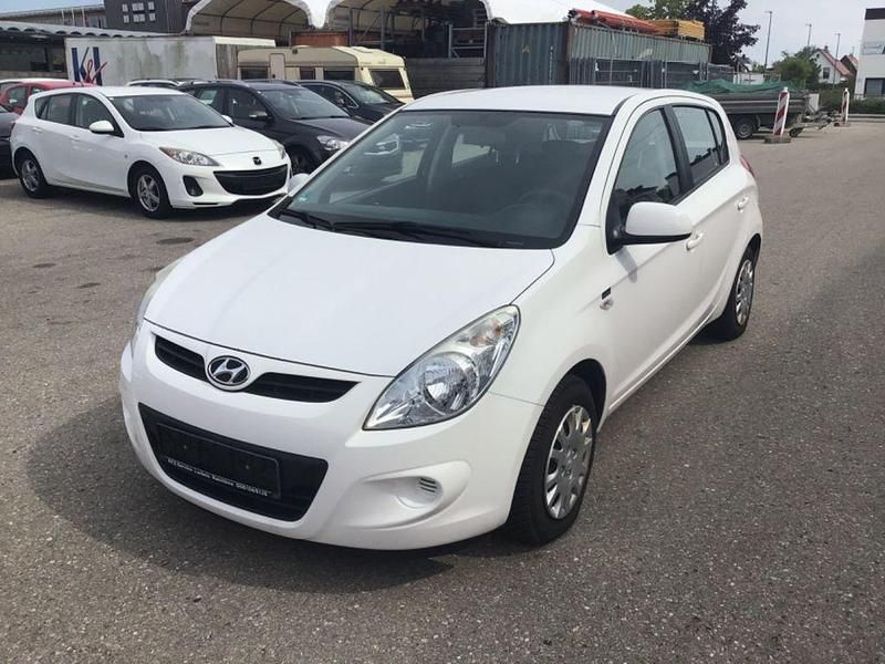 Weiß Gebraucht 2012 Hyundai i20 Edition Limousine | 2.799 € (Guter Preis) - Bild 1/4