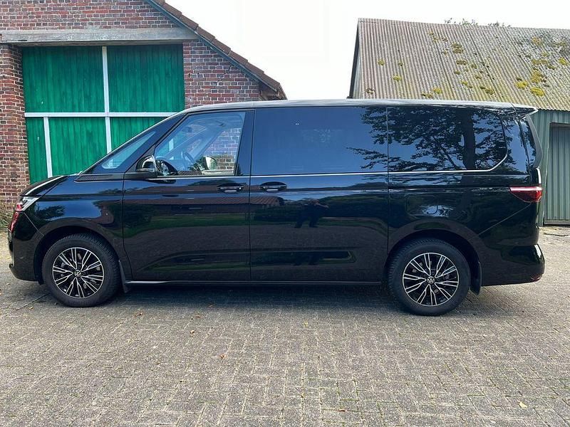 Second-hand VW Multivan 150 CP (110 kW) 2023 Negru Monovolum