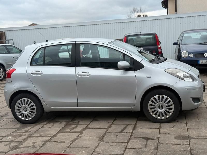 Gebraucht Toyota Yaris 70 PS (51 kW) 2011 Silber Kleinwagen