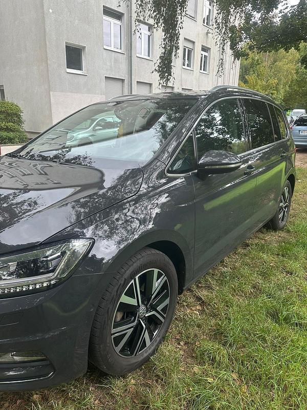 Grau Gebraucht 2016 VW Touran Van / Kleinbus | 19.900 € (Teuer) - Bild 1/4