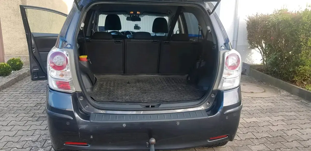 Gebraucht Toyota Verso 150 PS (110 kW) 2010 Silber Van / Kleinbus