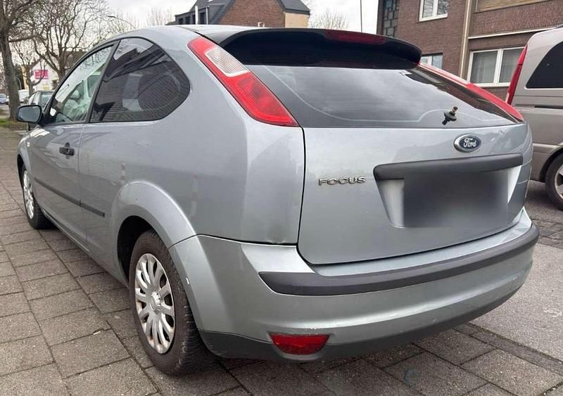 Gebraucht Ford Focus Trend 80 PS (58 kW) 2005 Cosmicsilber metallic Kleinwagen