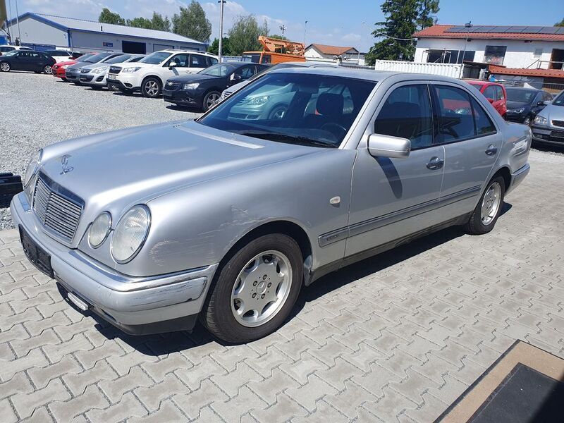 Gebraucht Mercedes E240 170 PS (125 kW) 1997 Silber Limousine