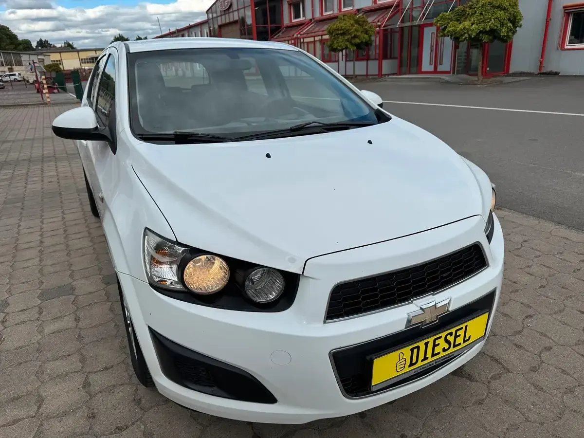 Gebraucht Chevrolet Aveo LT 95 PS (69 kW) 2012 Weiß Kleinwagen
