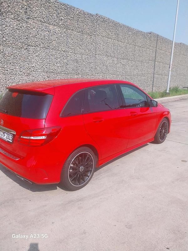 Rot Gebraucht 2018 Mercedes B220 AMG line Van / Kleinbus | 19.999 € (Guter Preis) - Bild 1/4