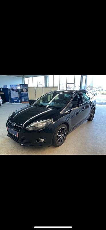 Schwarz Gebraucht 2012 Ford Focus Champions Edition Kombi | 2.799 € (Guter Preis) - Bild 1/4