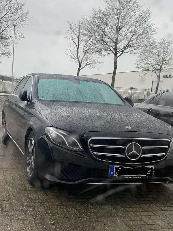 Schwarz Gebraucht 2019 Mercedes E220 Avantgarde Limousine | 26.000 € (Etwas zu teuer) - Bild 1/1
