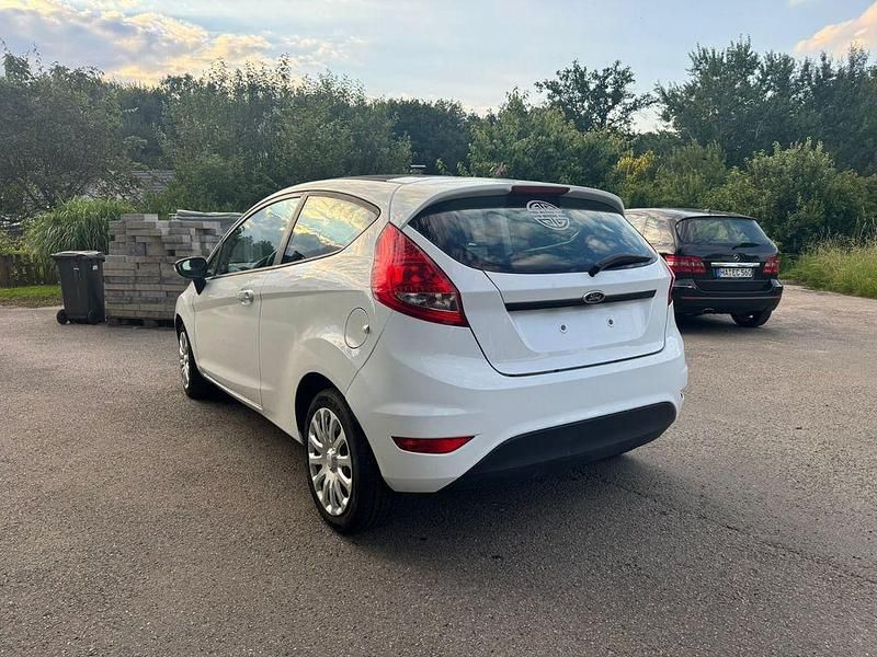 Gebraucht Ford Fiesta Style 60 PS (44 kW) 2012 Weiß Kleinwagen