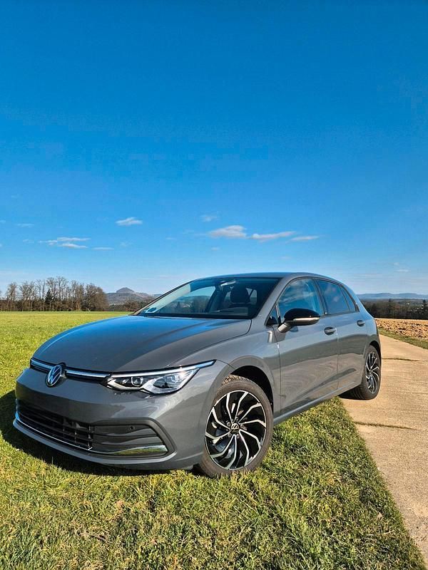 Grau Gebraucht 2023 VW Golf VIII Move Limousine | 28.500 € (Etwas zu teuer) - Bild 1/4