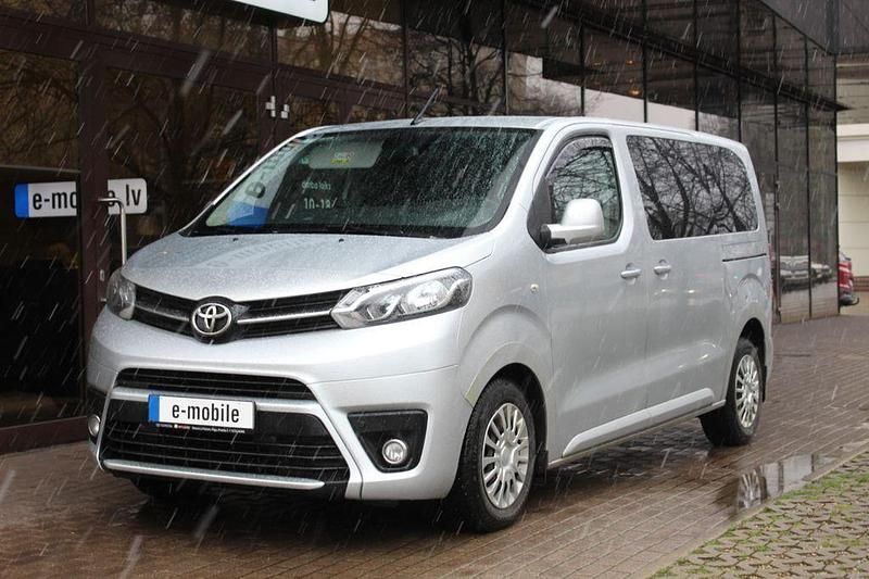 Silber Gebraucht 2017 Toyota Proace Verso Comfort Kombi | 18.900 € - Bild 1/4