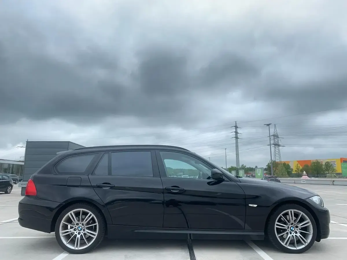 Używany BMW 320 184 KM (135 kW) 2010 Czarny Kombi