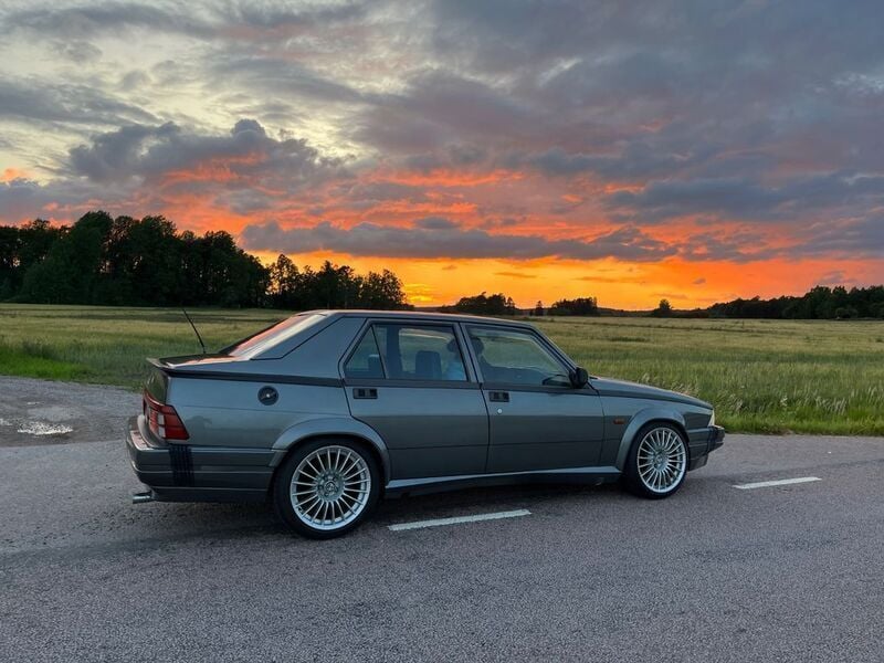 Gebraucht Alfa Romeo 75 200 PS (147 kW) 1988 Grau Limousine