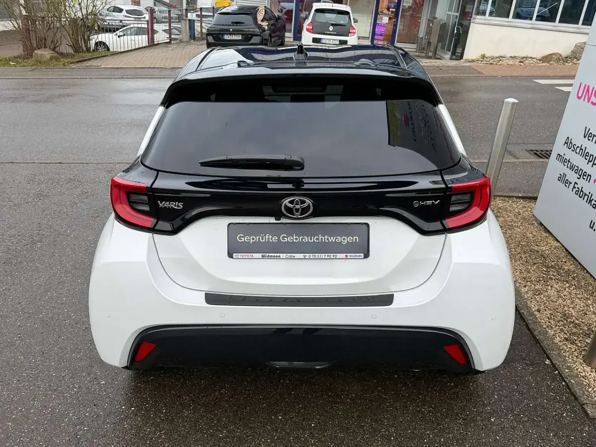 Gebraucht Toyota Yaris Plus 131 PS (96 kW) 2025 Platinweiß / schwarz Kleinwagen