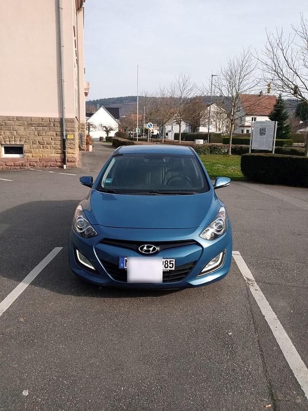 Gebraucht Hyundai i30 100 PS (73 kW) 2012 Blau Limousine