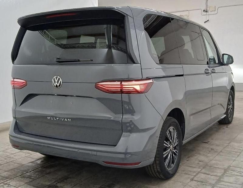Gebraucht VW Multivan Advance 150 PS (110 kW) 2024 Pure grey Van