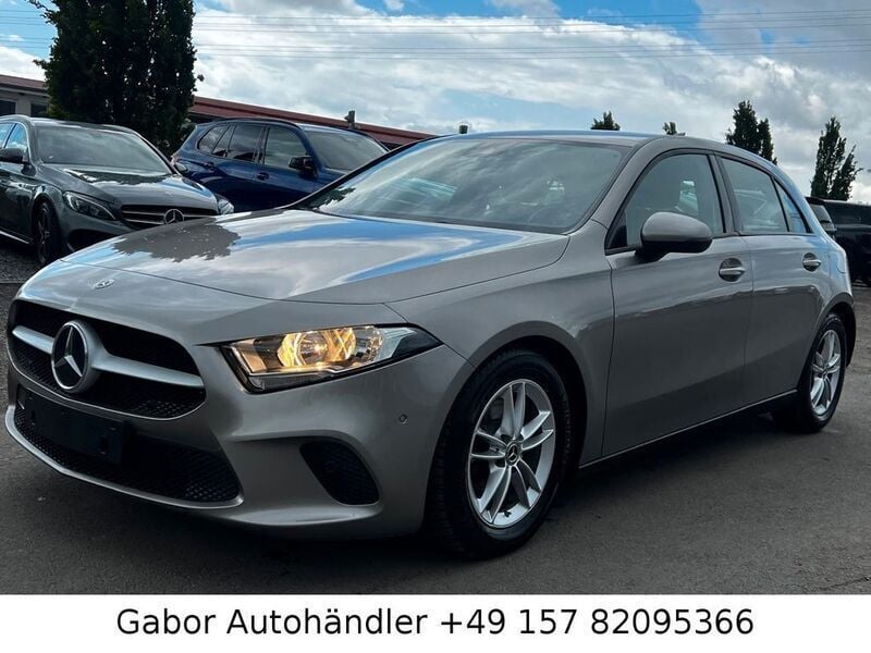 Silber Gebraucht 2020 Mercedes A180 Limousine | 15.350 € (Guter Preis) - Bild 1/4