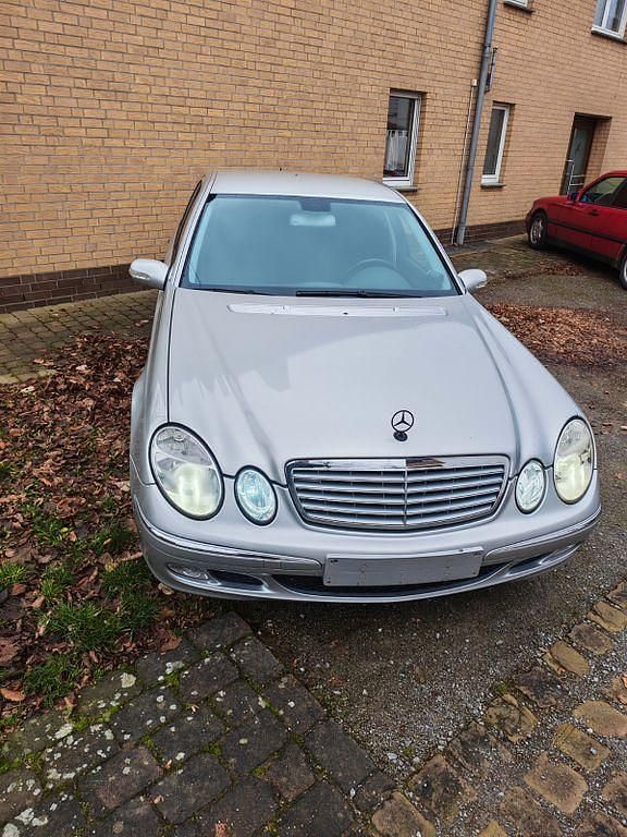 Gebraucht Mercedes E220 Elegance 150 PS (110 kW) 2002 Silber Limousine