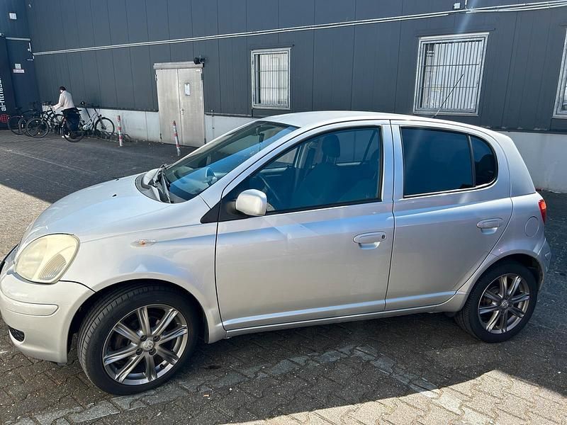 Gebraucht Toyota Yaris 65 PS (47 kW) 2003 Grau Kleinwagen