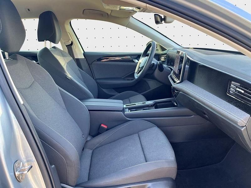 Gebraucht VW Passat Basis 150 PS (110 kW) 2025 Oyster silver metallic Kombi