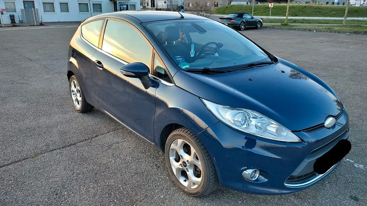 Używany Ford Fiesta Titanium 82 KM (60 kW) 2009 Niebieski Hatchback