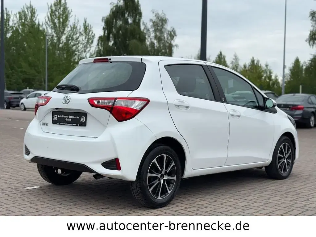 Gebraucht Toyota Yaris Team 111 PS (81 kW) 2018 Weiß Limousine