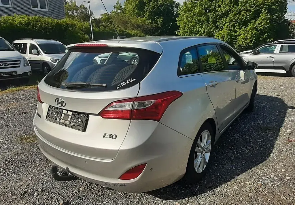 Gebraucht Hyundai i30 Trend 110 PS (80 kW) 2015 Silber Kombi