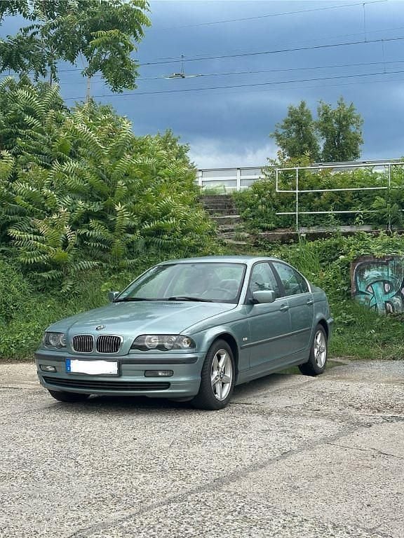 Grau Gebraucht 2001 BMW 320 Sport Line Limousine | 3.350 € (Fairer Preis) - Bild 1/4
