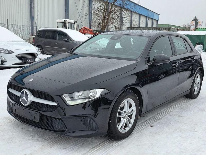 Schwarz Gebraucht 2020 Mercedes A180 Limousine | 12.700 € (Guter Preis) - Bild 1/4