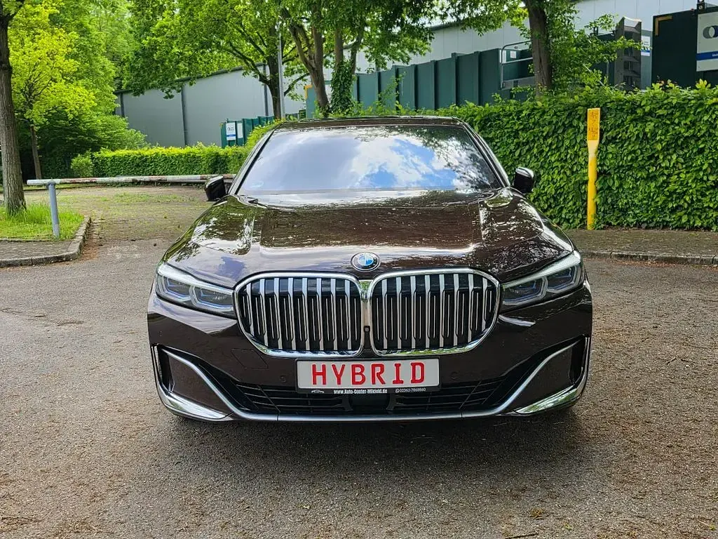 Gebraucht BMW 745e 286 PS (210 kW) 2019 Royal burgundy red Limousine