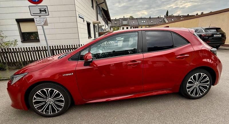 Rot Gebraucht 2021 Toyota Corolla Hybrid Limousine | 19.950 € (Fairer Preis) - Bild 1/4