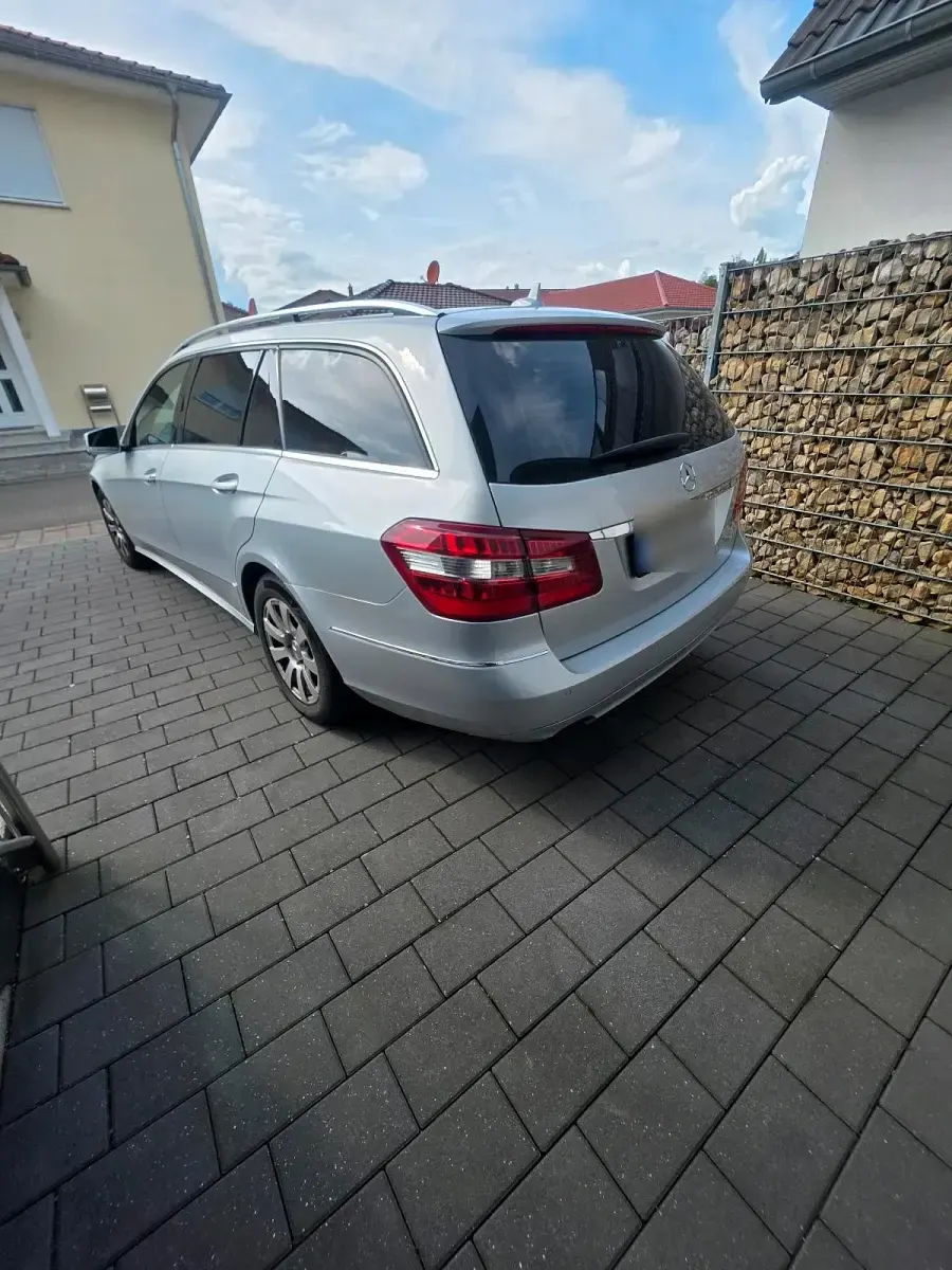 Usado Mercedes E220 Elegance 170 CV (125 kW) 2011 Plateado Berlina