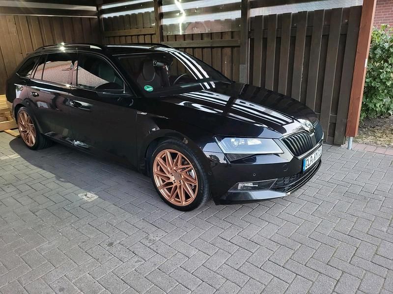 Schwarz Gebraucht 2017 Skoda Superb SportLine Kombi | 22.900 € (Etwas zu teuer) - Bild 1/4