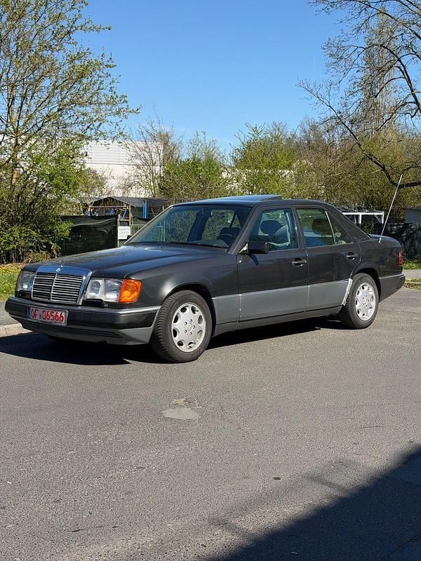 Second-hand Mercedes E320 220 CP (161 kW) 1993 Negru Berlinǎ