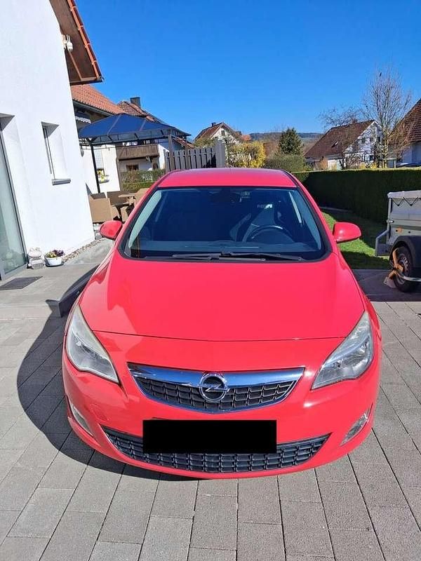 Gebraucht Opel Astra Design Edition 120 PS (88 kW) 2011 Rot Kleinwagen