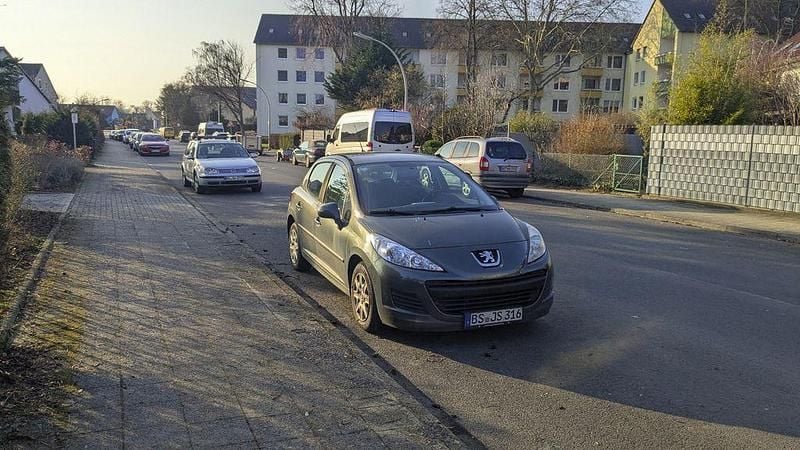 Gebraucht Peugeot 207 Tendance 95 PS (69 kW) 2010 Grau Limousine