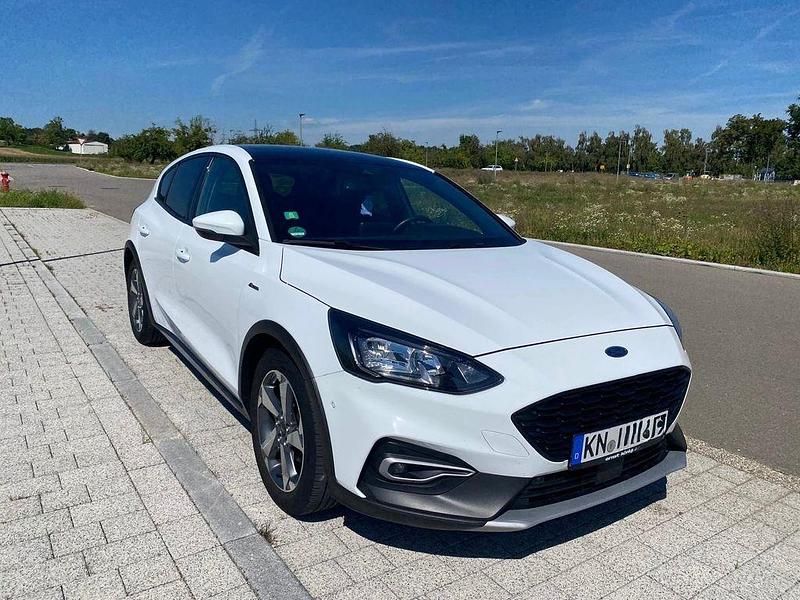 Weiß Gebraucht 2020 Ford Focus Active Limousine | 16.990 € - Bild 1/4