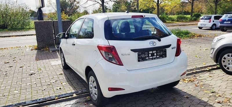 Gebraucht Toyota Yaris Basis 69 PS (50 kW) 2012 Weiß Kleinwagen