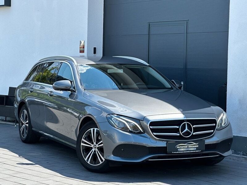 Grau Gebraucht 2020 Mercedes E200 Avantgarde Limousine | 28.800 € (Fairer Preis) - Bild 1/4