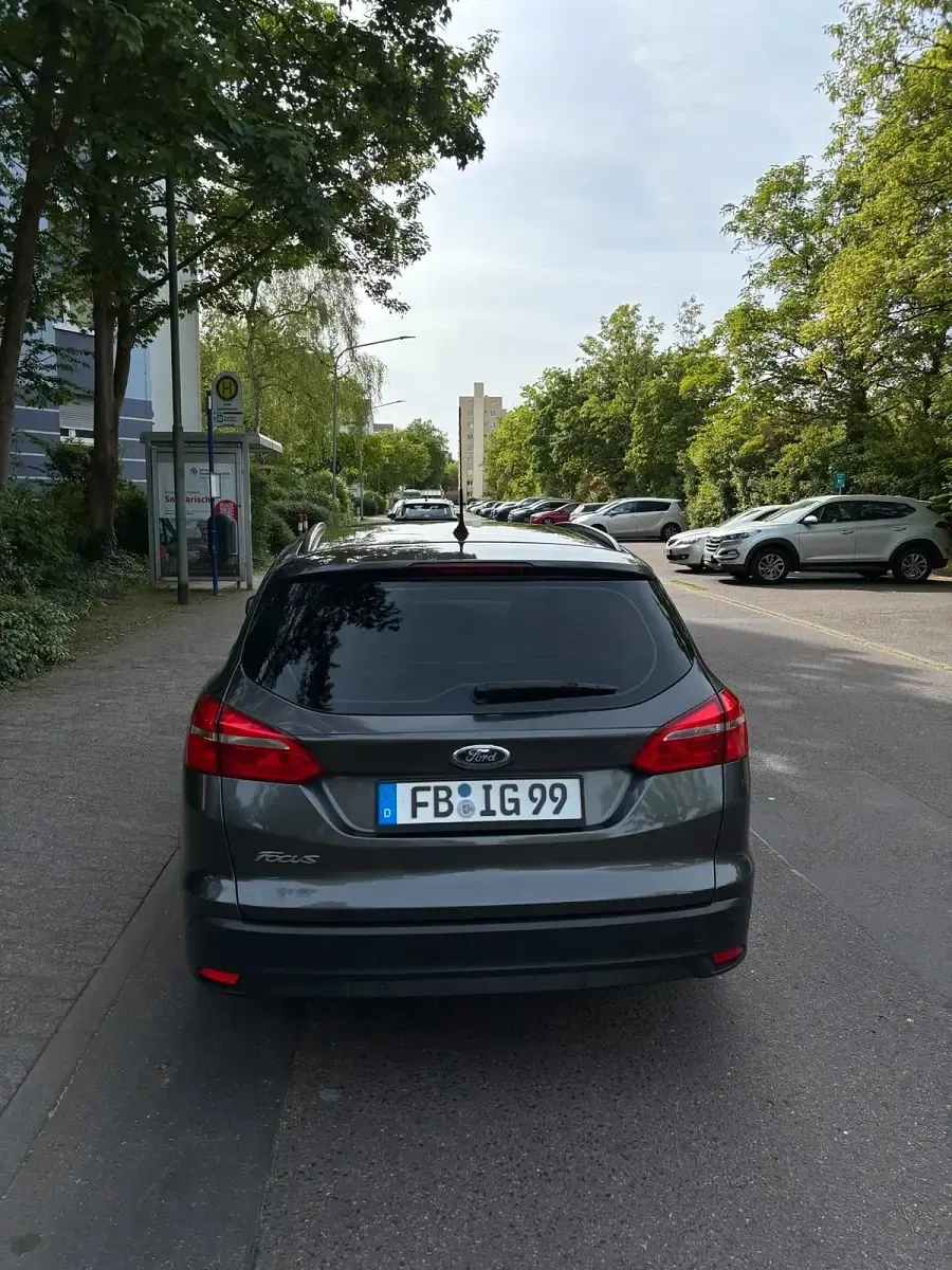 Gebraucht Ford Focus 120 PS (88 kW) 2014 Grau Kombi