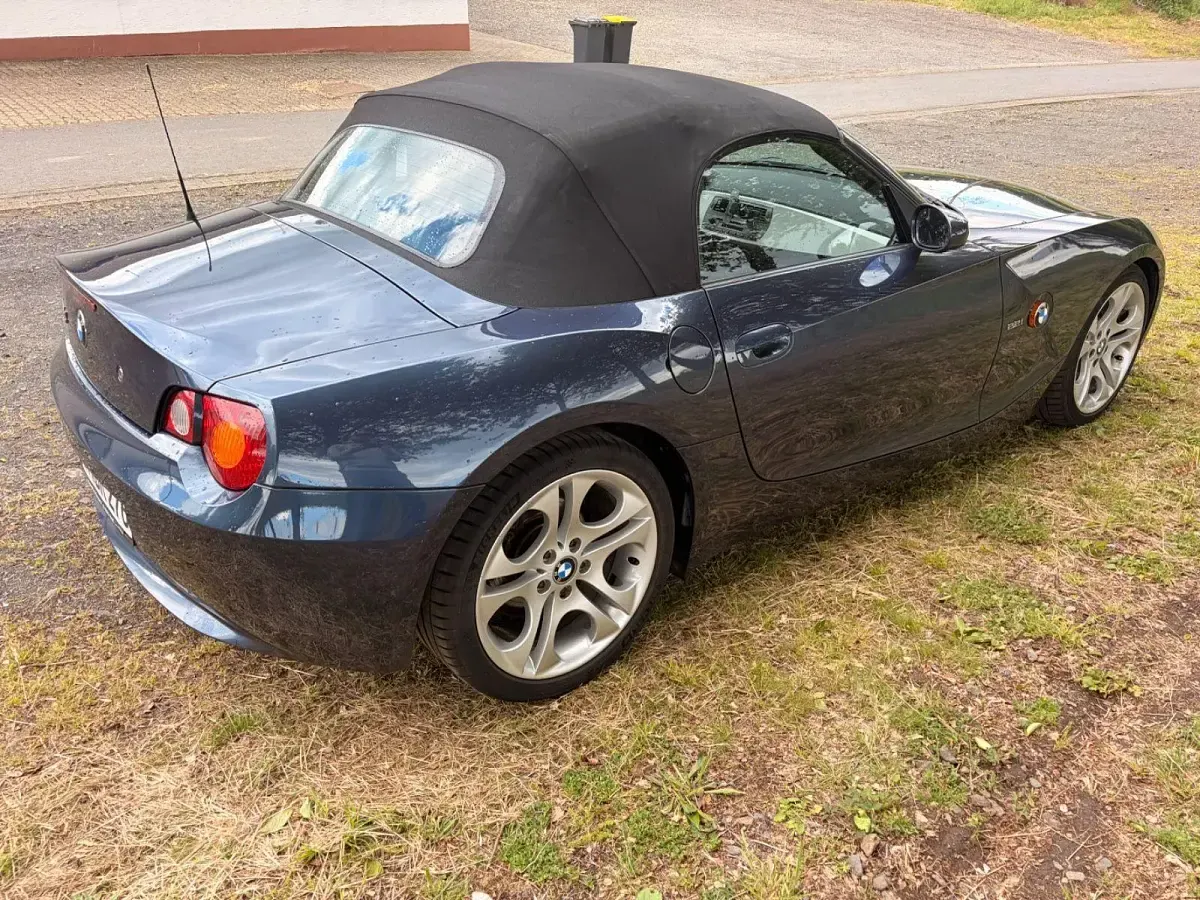 Gebraucht BMW Z4 Sport Line 170 PS (125 kW) 2004 Blau Cabrio