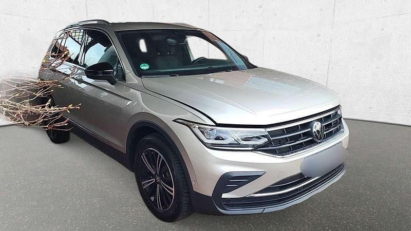 Gebraucht VW Tiguan Move 150 PS (110 kW) 2023 Ivory silver metallic SUV