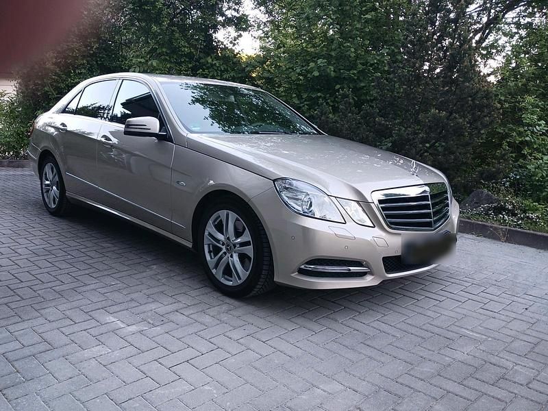 Gebraucht Mercedes E250 204 PS (150 kW) 2011 Gold Limousine