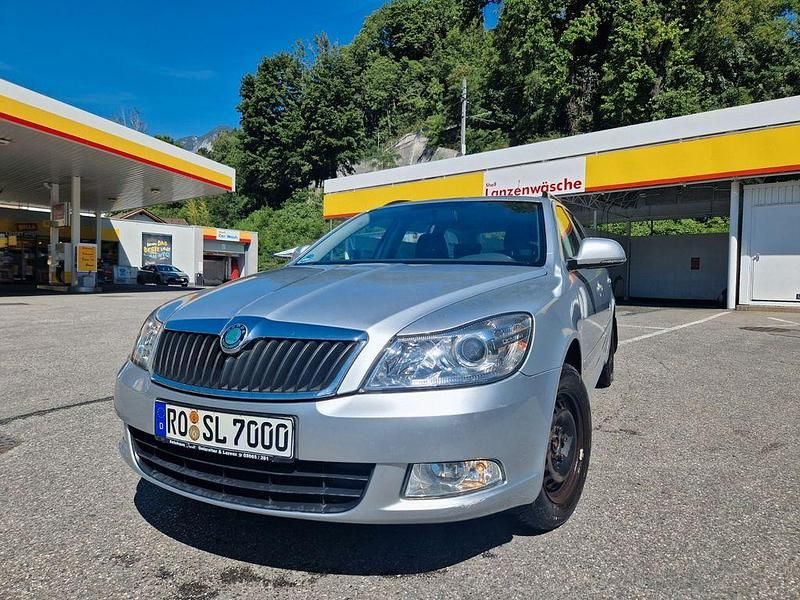 Grau Gebraucht 2010 Skoda Octavia Elegance Kombi | 2.450 € (Superpreis) - Bild 1/4