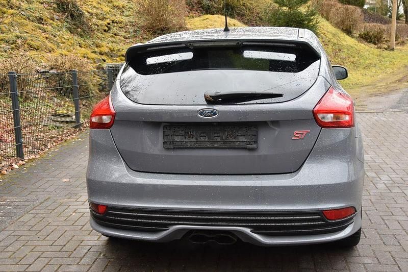 Gebraucht Ford Focus ST 250 PS (183 kW) 2015 Grau Limousine